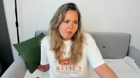 Snapshot of lily_bel chatting on June 10, 1:06 am Lily online show from June 10, 1:06 am