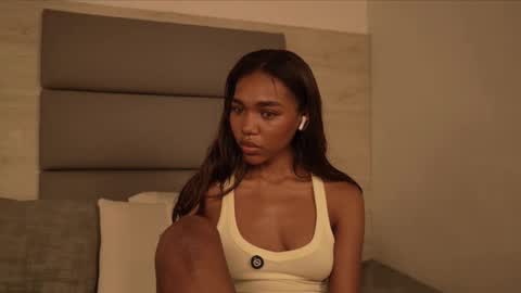 Lily Miiller online show from March 15, 12:05 am