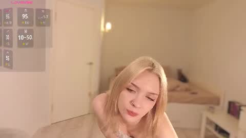 Snapshot of lily_moony chatting on July 19, 11:52 pm Lily online show from July 19, 11:52 pm