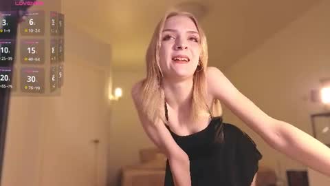 Snapshot of lily_moony chatting on August 2, 11:47 pm Lily online show from August 2, 11:47 pm