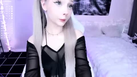 Snapshot of lily_weep chatting on June 10, 9:46 pm Lily online show from June 10, 9:46 pm