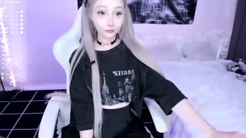 Snapshot of lily_weep chatting on June 12, 12:42 am Lily online show from June 12, 12:42 am