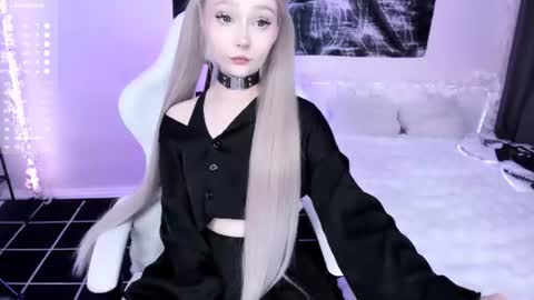 Snapshot of lily_weep chatting on June 17, 12:35 am Lily online show from June 17, 12:35 am