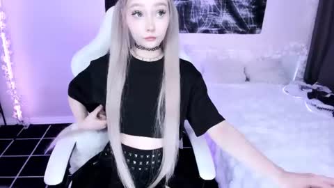 Snapshot of lily_weep chatting on June 18, 12:00 am Lily online show from June 18, 12:00 am