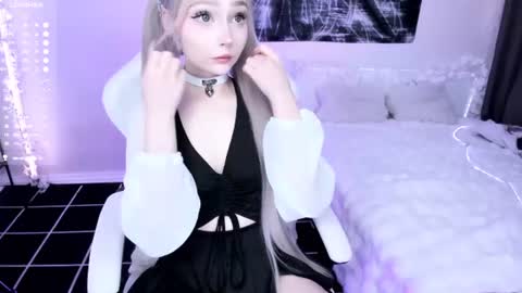 Snapshot of lily_weep chatting on June 19, 12:59 am Lily online show from June 19, 12:59 am