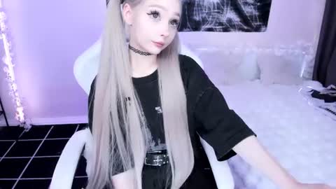 Snapshot of lily_weep chatting on June 24, 2:32 am Lily online show from June 24, 2:32 am