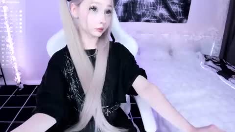 Snapshot of lily_weep chatting on July 14, 10:26 pm Lily online show from July 14, 10:26 pm
