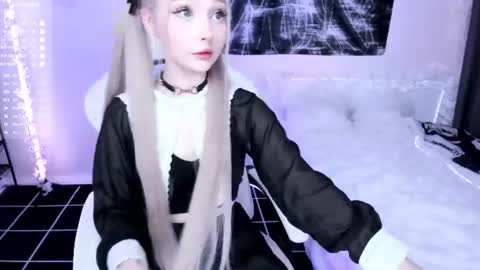 Snapshot of lily_weep chatting on July 15, 10:37 pm Lily online show from July 15, 10:37 pm