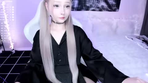 Snapshot of lily_weep chatting on July 31, 1:05 am Lily online show from July 31, 1:05 am