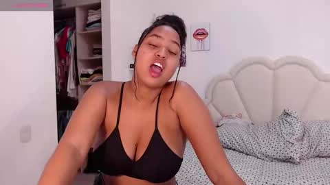 Snapshot of lilyjacksonn chatting on January 25, 6:13 pm Lily.. online show from January 25, 6:13 pm
