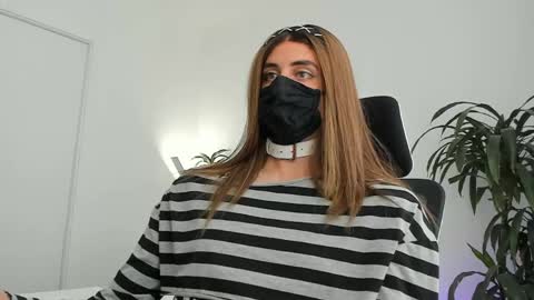 Lily Reina online show from March 30, 6:20 pm