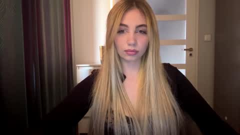 Snapshot of lilysweetgirl chatting on April 27, 6:06 pm Lily online show from April 27, 6:06 pm