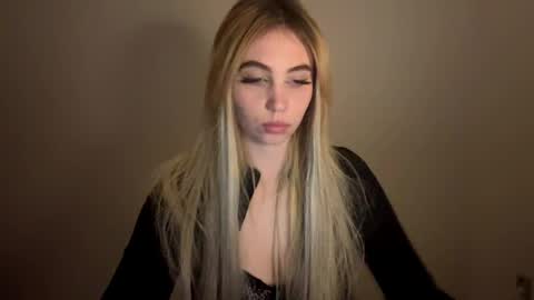 Snapshot of lilysweetgirl chatting on April 28, 8:03 pm Lily online show from April 28, 8:03 pm
