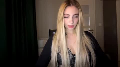 Snapshot of lilysweetgirl chatting on May 6, 6:24 pm Lily online show from May 6, 6:24 pm