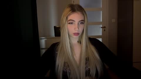 Snapshot of lilysweetgirl chatting on May 11, 4:48 pm Lily online show from May 11, 4:48 pm