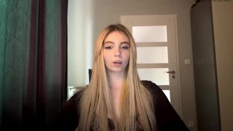 Snapshot of lilysweetgirl chatting on May 19, 5:30 pm Lily online show from May 19, 5:30 pm