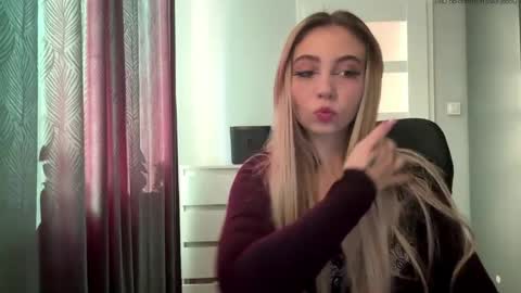 Snapshot of lilysweetgirl chatting on May 25, 4:35 pm Lily online show from May 25, 4:35 pm