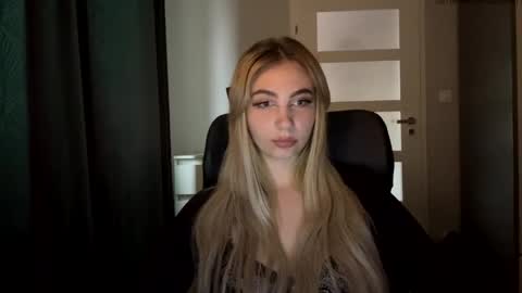 Snapshot of lilysweetgirl chatting on June 4, 4:24 pm Lily online show from June 4, 4:24 pm