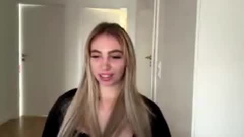 Snapshot of lilysweetgirl chatting on June 10, 5:01 pm Lily online show from June 10, 5:01 pm