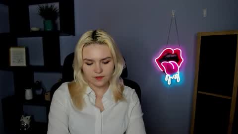 Snapshot of lilysweetxo chatting on March 2, 7:26 am Lily online show from March 2, 7:26 am