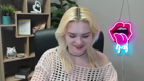 Snapshot of lilysweetxo chatting on March 3, 7:25 am Lily online show from March 3, 7:25 am