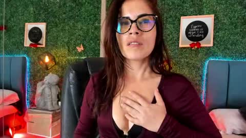Snapshot of linagh chatting on May 1, 12:21 pm Lina online show from May 1, 12:21 pm