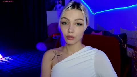 I am Lina online show from November 30, 1:48 pm