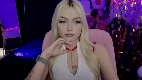 Snapshot of linalirian chatting on May 5, 10:45 am I am Lina online show from May 5, 10:45 am