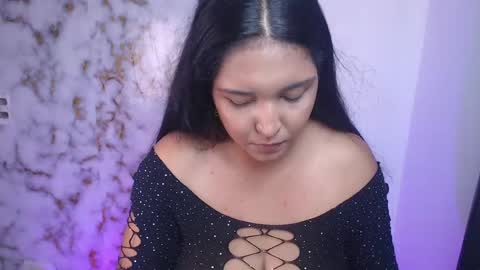 Snapshot of lincy_honeyy chatting on May 8, 4:23 pm lincy_honeyy online show from May 8, 4:23 pm