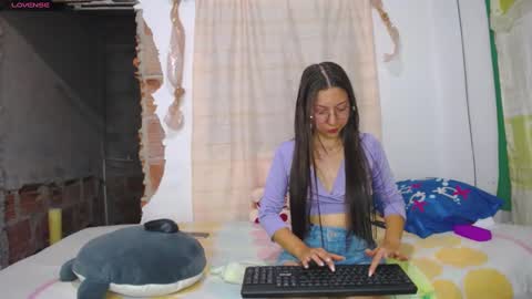 Snapshot of linda_naomi chatting on December 26, 11:57 pm naomi online show from December 26, 11:57 pm