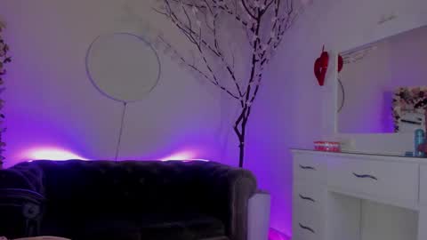 Snapshot of lindsay_khaleesi chatting on February 22, 1:11 am Lindsay online show from February 22, 1:11 am