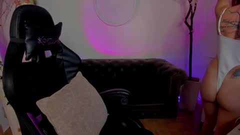 Snapshot of lindsay_khaleesi chatting on September 8, 11:37 pm Lindsay online show from September 8, 11:37 pm