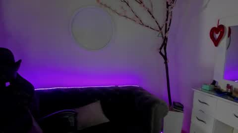 Lindsay    online show from January 18, 5:00 am