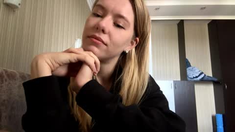 Snapshot of lindsaymoreno chatting on June 1, 7:43 am Scarlett online show from June 1, 7:43 am
