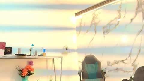  Lindsey  online show from February 4, 12:33 pm