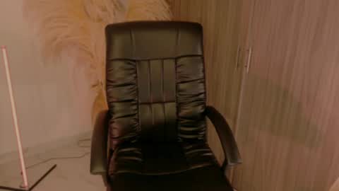 Lindsey Moss online show from March 10, 12:15 am