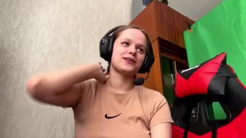 Snapshot of linettehnatow chatting on March 3, 10:32 am Eva online show from March 3, 10:32 am