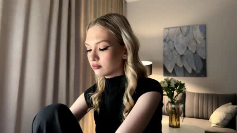 Snapshot of linneabercier chatting on April 13, 5:07 pm Emma online show from April 13, 5:07 pm