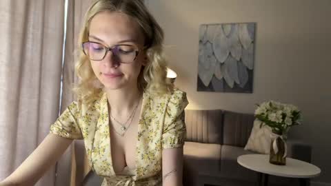 Snapshot of linneabercier chatting on April 15, 9:05 am Emma online show from April 15, 9:05 am