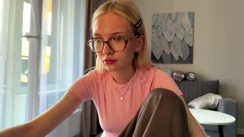 Snapshot of linneabercier chatting on May 21, 5:20 pm Emma online show from May 21, 5:20 pm