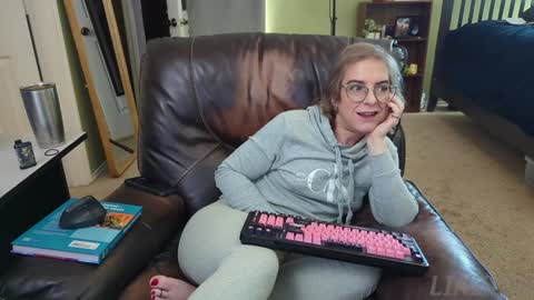 Linzy19 online show from January 6, 7:45 pm