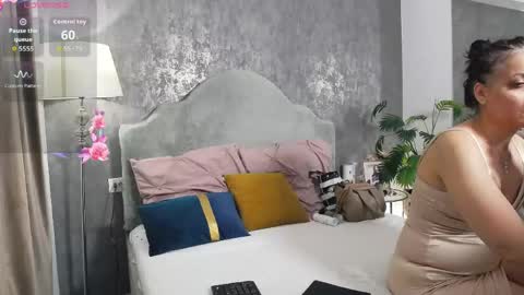 Snapshot of lisacroft chatting on May 25, 6:52 am lisacroft online show from May 25, 6:52 am