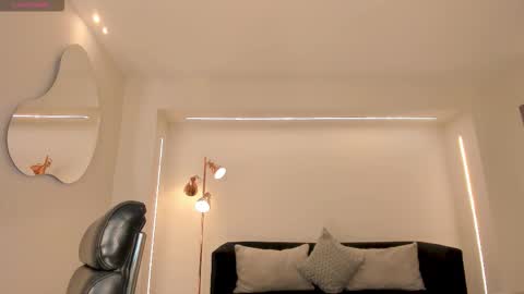 Snapshot of lisaflowersx chatting on February 5, 7:57 am Lisa Flowers online show from February 5, 7:57 am