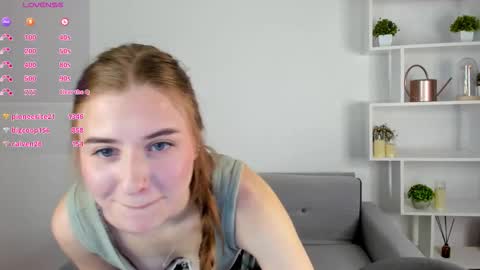 Snapshot of lisahille chatting on March 3, 8:20 am Lisa online show from March 3, 8:20 am