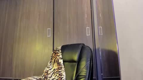 Snapshot of lisainthesky chatting on February 19, 8:31 pm lisainthesky online show from February 19, 8:31 pm