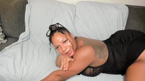 Snapshot of lisaloves6ix9 chatting on May 22, 5:25 am lisaloves6ix9 online show from May 22, 5:25 am