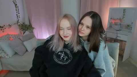 Snapshot of lisaluve chatting on April 18, 6:45 pm Lisa blonde Alisa brunette online show from April 18, 6:45 pm