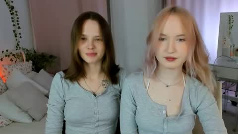 Snapshot of lisaluve chatting on April 25, 9:23 pm Lisa blonde Alisa brunette online show from April 25, 9:23 pm