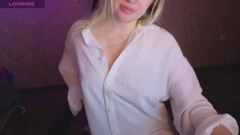 Snapshot of lisenok26 chatting on May 1, 12:43 pm Anna online show from May 1, 12:43 pm