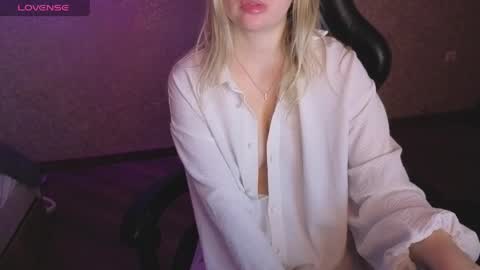 Snapshot of lisenok26 chatting on May 6, 12:19 am Anna online show from May 6, 12:19 am